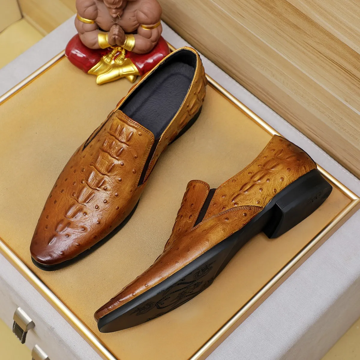 Men's shoes 💰540 💰 Louis Vuitton LV ® Autumn and Winter 🆕 models 🔛Full shoe counter First layer cowhide, 🐂leather lining casual shoes for men, super soft outsole, essential for driving. Counter synchronized original first layer cowhide completely 1:1 mold customization 🌹Top version, 2 colors optional! Number: 38-45 (37.46. Customized)